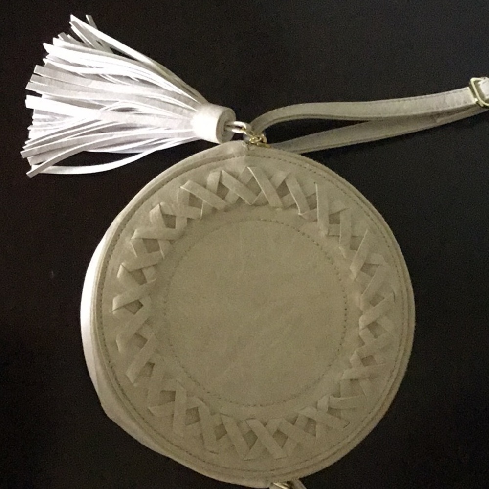 VERY CUTE round Mud Pie purse